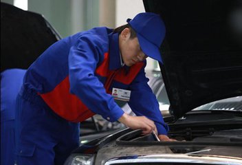 學(xué)員們正在對汽車進(jìn)行檢查