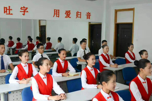 成都高鐵學校讓你成為高鐵乘務員不是夢